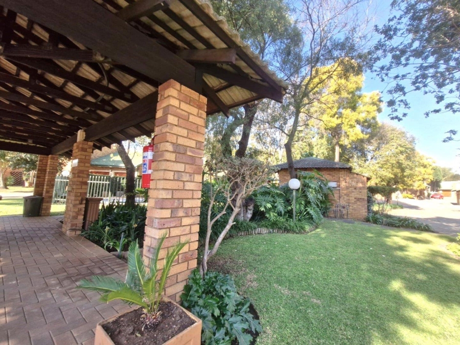 To Let 2 Bedroom Property for Rent in Meerhof North West